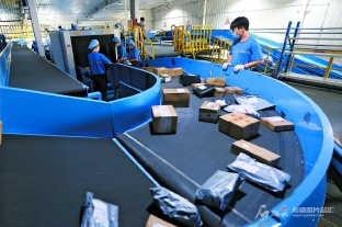 推進全區日用品貿易高質量發展，扎實落實“六穩”“六?！比蝿?></a></div>
<div   id=